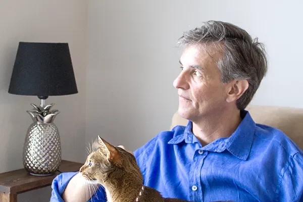 Jose Luis con un gato