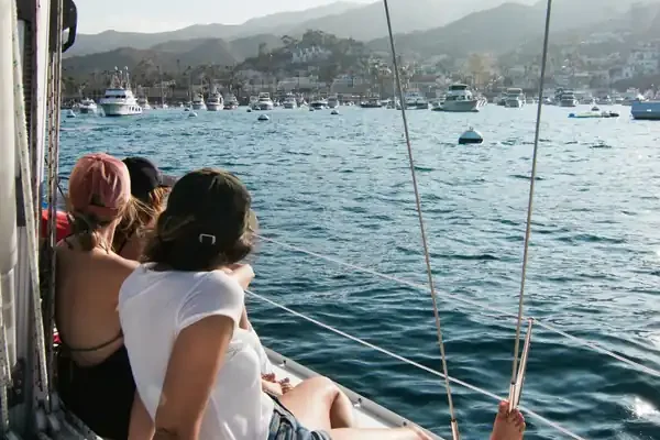 Chicas en un velero viendo el atardecer