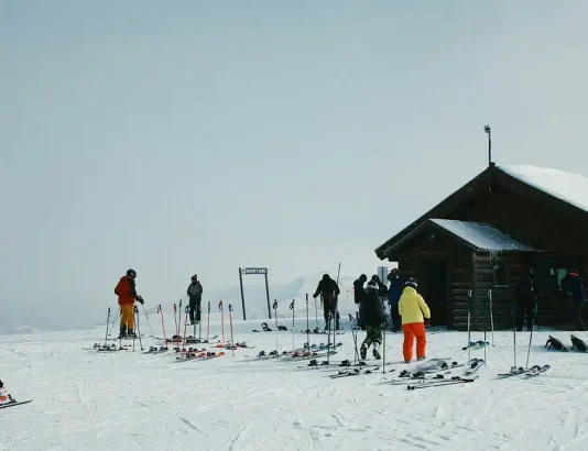 img_30 Cabaña en la nieve con esquiadores